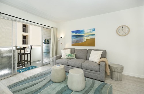 Waikiki Condo | Modern condo in Heart of Waikiki! 1 block to beach, AC, Wi-Fi, free parking!