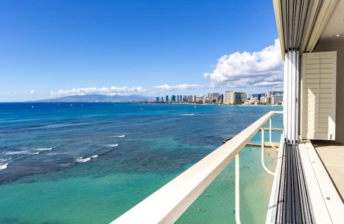 Diamond Head - Kapahulu - St. Louis Condo | Welcome to Colony Surf #1101. A Beautiful Oceanfront Condo On The Beach!
