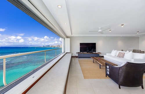 Diamond Head - Kapahulu - St. Louis Condo | Welcome to Colony Surf #1101. A Beautiful Oceanfront Condo On The Beach!