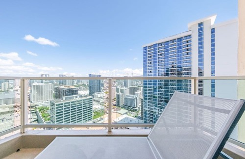 Ala Moana Condo | Refurnished! 33rd Floor RARE Executive Suite 2BR/2.5BA w/Kitchen & Laundry