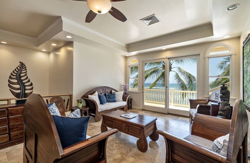 Mokuleia House | Large Family Retreat on Calm Swimming Beach, A/C