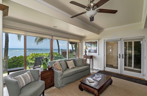 Mokuleia House | Large Family Retreat on Calm Swimming Beach, A/C