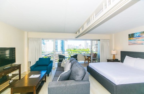 Waikiki Condo | Ilikai 1 Bedroom City Views, minutes to the Beach!