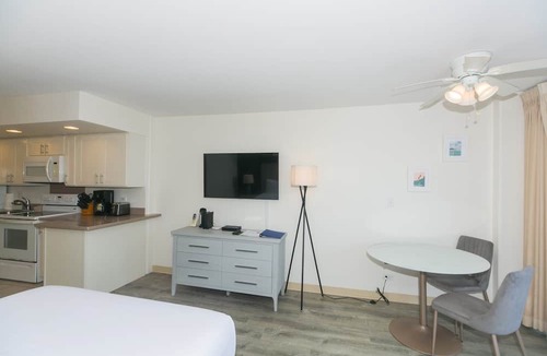 Waikiki Apartment | Ilikai Marina Studio City View Condos with Fully Equipped Kitchens & Free Wifi