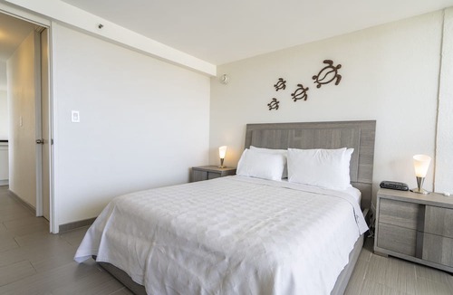 Waikiki Condo | Modern 43rd Floor 1BD - Views of Panoramic Ocean & Diamond Head!