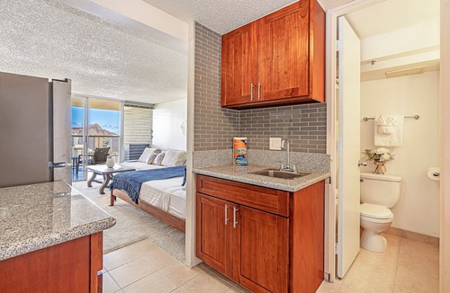 Waikiki Condo | Ocean & Diamond Head Views Condo at Island Colony w/Building Amenities