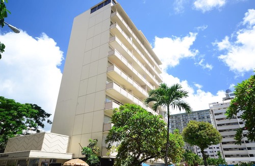 Waikiki Apartment | Sea Shore 75 Steps from Waikiki Beach and Sleeps 1 - 3!