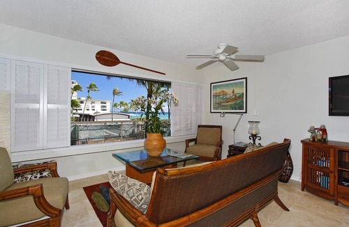 Diamond Head - Kapahulu - St. Louis Condo | Beachfront Diamond Head views, Quiet End of Waikiki with Swimming/Surfing!