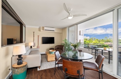 Waikiki Condo | Central Waikiki! Large lanai, close 2 beach! Fireworks! WASHLET! Sleeps 6!