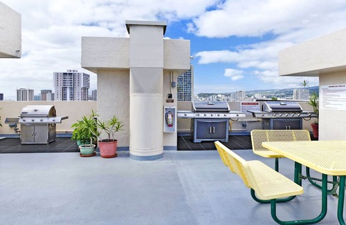 Waikiki Condo | Comfy Studio with AC, FREE Parking & Wi-Fi, Pool & BBQ Area! Close to Beach!