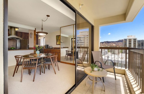 Waikiki Condo | SPECTACULAR OCEAN VIEW! A/C, Wi-Fi, Pool, FREE Valet Parking, Steps to Beach!
