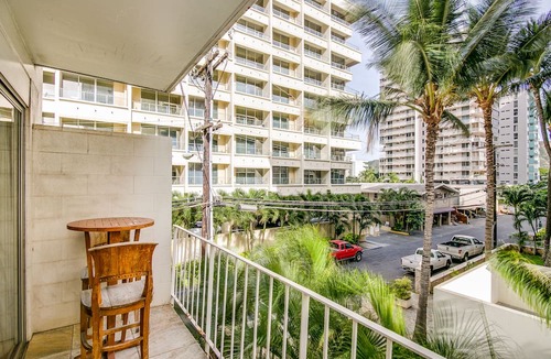 Waikiki Apartment | Surfer's Dream Condo w/Full Kitchen - Free Wifi, Sleeps 4