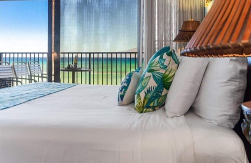 Honokowai Apartment | Luxury oceanfront studio with spacious lanai