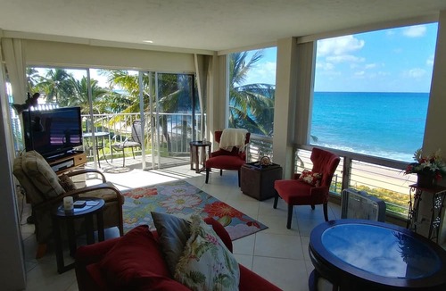 Maili Condo | Maili Cove Beachfront Get Away: Pool, Ocean & Sunsets/Teleworkers Dream