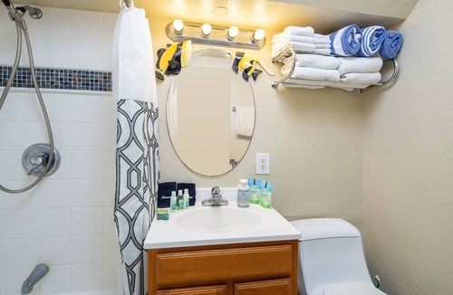 Waikiki Condo | Waikiki Beach center! Oceanview, Lanai, Free WIFI and Phone. Full Kitchen.