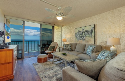Maalaea Condo | Oceanfront, Split AC, King, Pool, Beachfront
