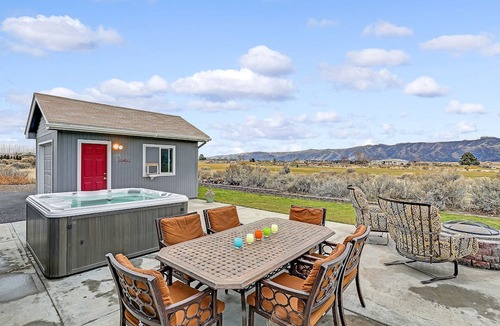 Desert Aire House | Play golf, watch a concert, or just relax by the river