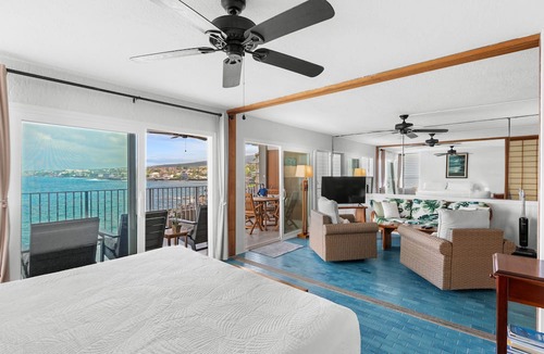 Kailua-Kona Condo | 🌴Absolute oceanfront getaway. Nicely upgraded and well equipped🌴