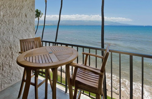 Maalaea Condo | OCEANFRONT - TWO OCEANVIEW bedrooms - 20 feet from water - Kanai a Nalu 401