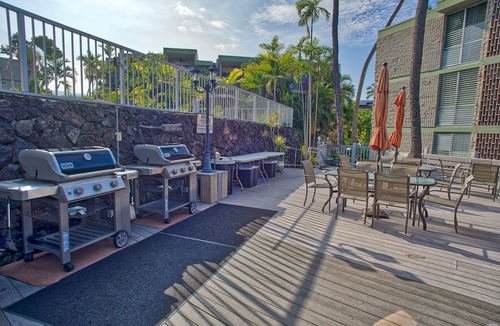 Kailua-Kona Condo | 🌴Alii Villas 301 Lovely garden unit with partial ocean view from the lanai. 🌴