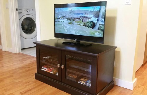 Kailua-Kona Cottage | Charming Kaloko Mountain Cottage with hot tub - private,secluded and cozy!