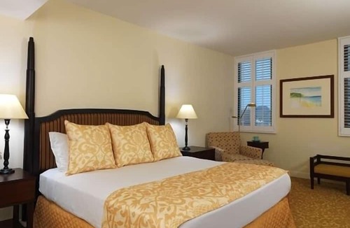 Waikiki Condo | Hilton Hawaiian Village One bedroom Suite- Fabulous beach and lagoon!