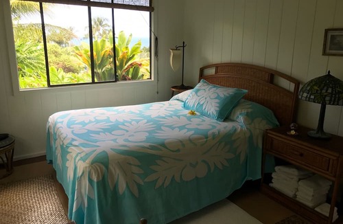 Hana House | IDEAL BEACH LOCATION 2 BR LARGE DECK "PRIVATE'