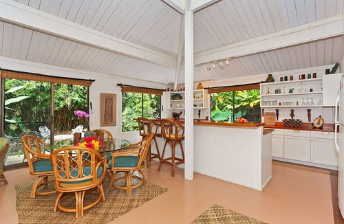 Hana House | IDEAL BEACH LOCATION 2 BR LARGE DECK "PRIVATE'