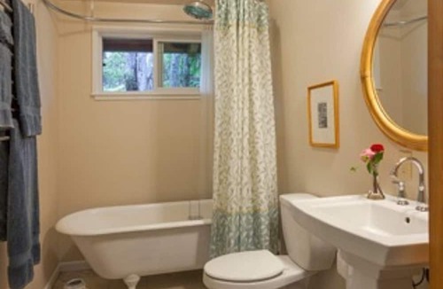 Volcano House | Charming 2 Bedroom Cottage Walking Distance from Volcano Village