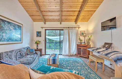 Naalehu House | Peaceful Abode w/Deck, 13 Mi to Black Sand Beach!