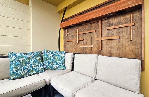 Waikiki Apartment | ❃Bamboo❃ 10ᵗʰ Floor Deluxe studio overlooking Palm trees & Lucious Pool⁕Spa Area