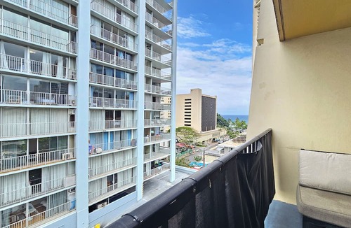 Waikiki Apartment | ❃Bamboo❃ 10ᵗʰ Floor Deluxe studio overlooking Palm trees & Lucious Pool⁕Spa Area