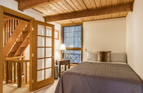 Glacier House | 4,000 sqft Mt. Baker Ski Lodge, sleeps 21, walk to town, hot tub, fiber internet