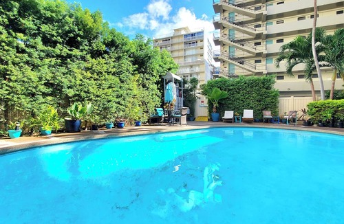 Waikiki Apartment | WG 705 —Cozy Queen-Bed studio steps to Waikiki Beach & Zoo w/AC, Pool, & Kitchen