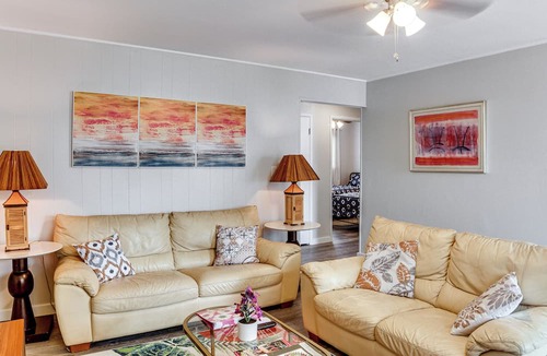 Hilo Condo | < 1 Mi to Dtwn Hilo: Comfy Condo w/Pool Access
