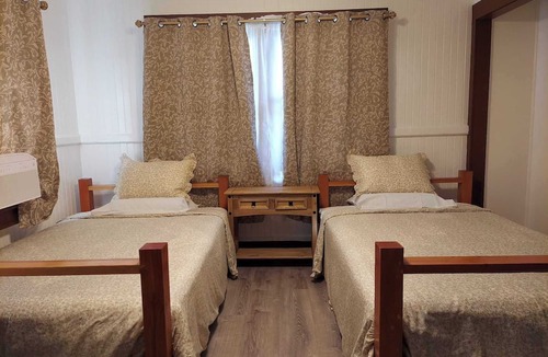 Hilo Bed & Breakfast | Kekuanaoa Homestead for Whole House/5 bedroom & 5 bathroom close Hi-Lo Airport.