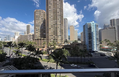 Waikiki Apartment | Enjoyable 1-bedroom condo with AC in charming Honolulu
