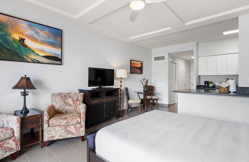 Historic Lahaina Front Street Condo | Lahaina Shores 612 – Relaxing Oceanfront Retreat