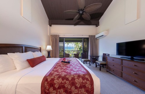 Princeville Hotel | Scenic Hanalei Bay Stay | World Class Tennis | 3 Modern Units | Outdoor Pool