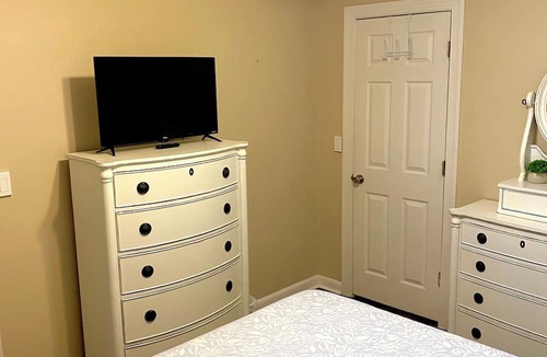 Ozark House | Kudzu Cottage: Downtown Ozark. Cozy 2BR Walk to Restaurants, Shops & Nightlife