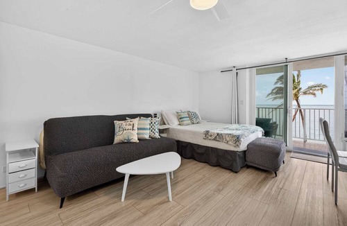 Punaluu Condo | Beachfront Condo with Lanai and View