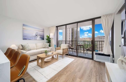 Waikiki Apartment | High-floor stay w/lanai & free parking