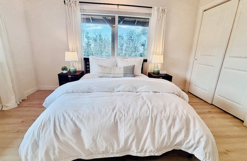 Ocean View House | Peaceful, stylish, modern Hawaiian getaway on one acre with views and stars!