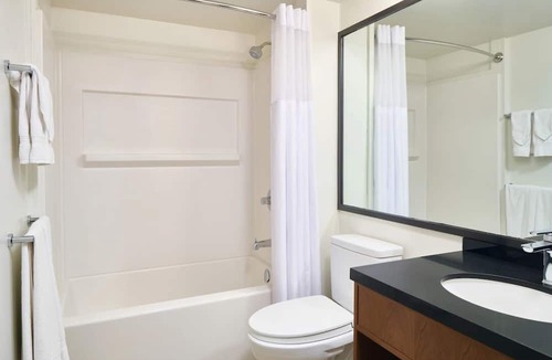 Ala Moana Hotel | Prime Location! 2 Welcoming Units with Onsite Pool Property