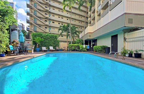 Waikiki Apartment | Charming studio for 3 at Waikiki Grand Hotel® in Waikiki with AC & Pool