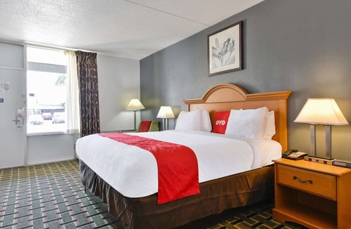 Lake Park Apartment | King Bed| Accessible