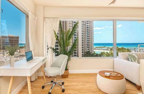 Waikiki Condo | Oceanview condo w/lanais & pool access