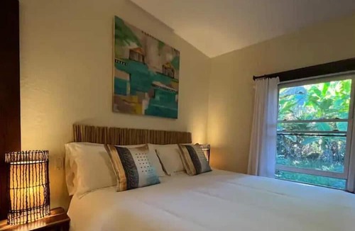 Kealakekua House | Private paradise organic farm stay with ocean view, nestled in banana grove