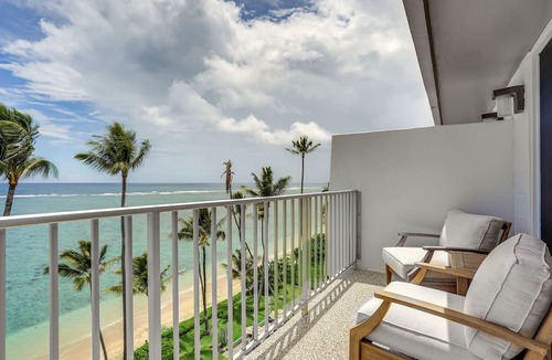 Punaluu Condo | Beachfront Penthouse w/3 Lanais on O’ahu!