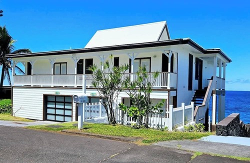 Kapoho House | Breathtaking Oceanfront Home on Lava Rock Beach.